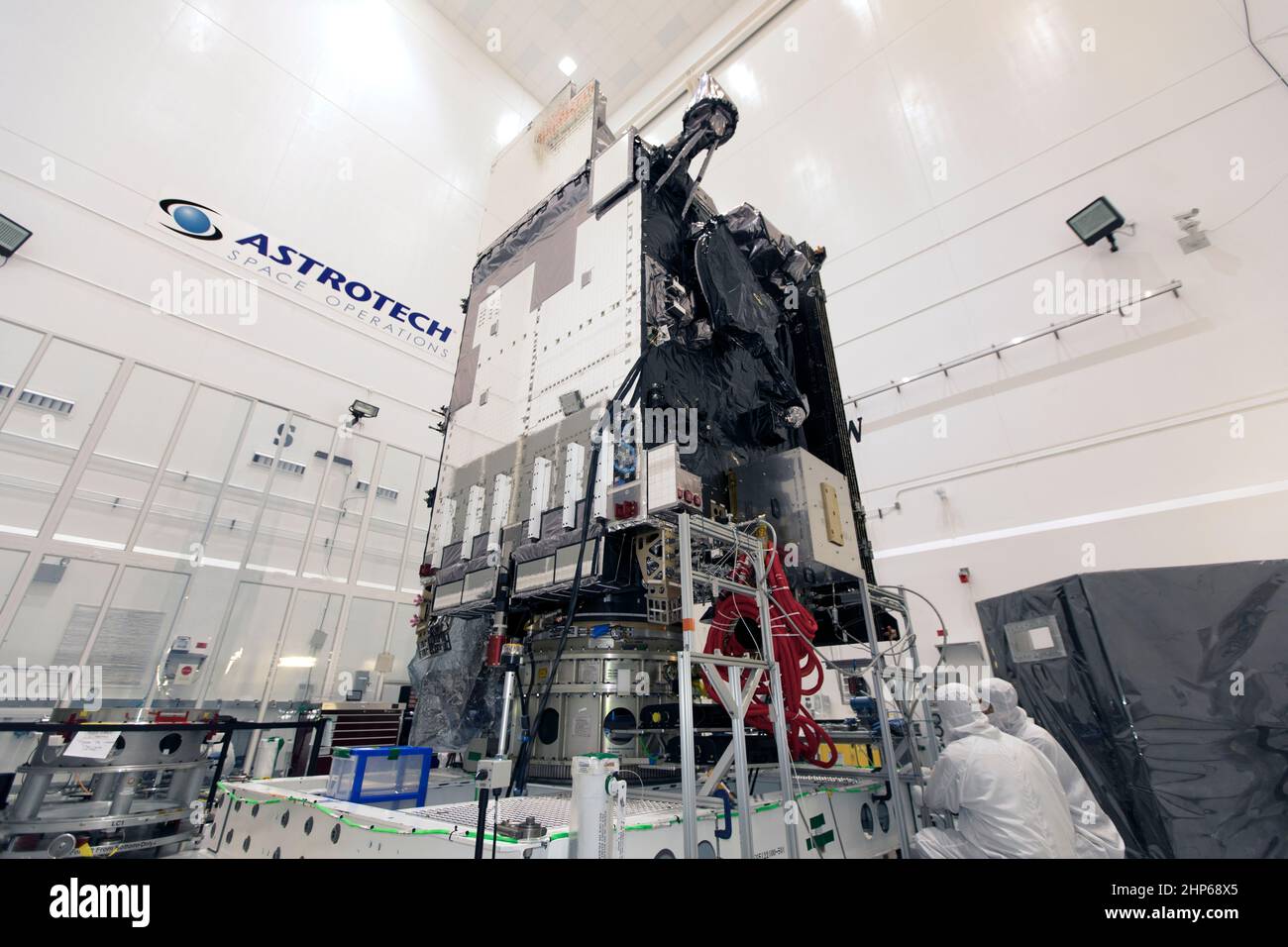Dans une salle blanche d'Astrotech Space Operations à Titusville, en Floride, des techniciens et des ingénieurs préparent le satellite-S géostationnaire environnemental opérationnel de la NOAA, ou GOES-S, pour l'encapsulation dans le carénage de charge utile de la NOAA. Après l’encapsulation, le satellite météorologique sera déplacé au complexe de lancement spatial 41 à la station de la Force aérienne de Cape Canaveral. GOES-S est le deuxième d'une série de quatre satellites géostationnaires avancés. La série GOES-R - composée des engins spatiaux GOES-R, GOES-S, GOES-T et GOES-U - améliorera considérablement la détection et l'observation des phénomènes environnementaux qui Banque D'Images