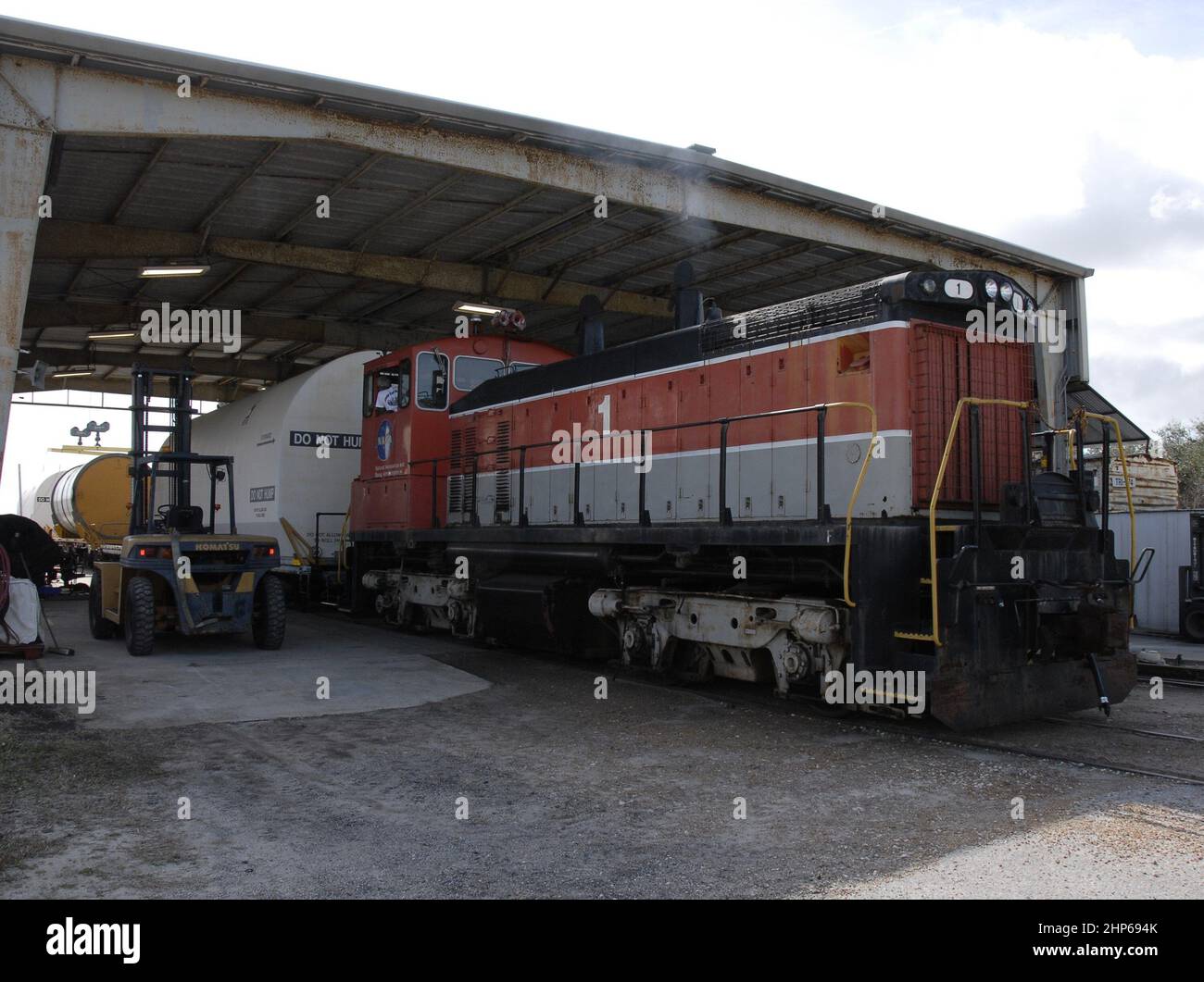 Au chantier ferroviaire de la NASA, au Kennedy Space Center de la NASA, la locomotive déplace le train pour qu'une autre couverture soit abaissée en place autour d'un des segments du lanceur de fusée solide, ou SRB, du lancement de la STS-126. Les segments seront emmenés dans l'Utah. Après une mission, les boosters dépensés sont récupérés, nettoyés, démontés, remis à neuf et réutilisés pour un autre lancement. Une fois que les segments sont hydrolyés à l'intérieur, ils sont placés sur des camions à plateau et transférés à la cour du chemin de fer de la NASA. La locomotive du chemin de fer de la NASA soutient les wagons et les segments sont abaissés sur les wagons. Après avoir été une crique Banque D'Images