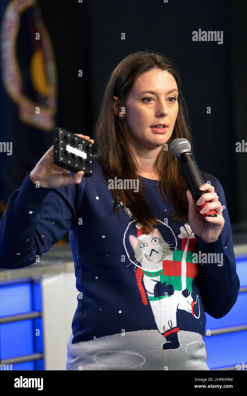 Elaine Horn-Ranney, chercheuse principale de Tympanogen, Inc., s’adresse aux médias dans l’auditorium du site de presse du Centre spatial Kennedy. La réunion d'information a porté sur la recherche prévue pour le lancement de la Station spatiale internationale. Le matériel et les fournitures scientifiques seront à bord d'un vaisseau spatial Dragon prévu pour le décollage du complexe de lancement spatial 40 de la station de la Force aérienne du Cap Canaveral. La fusée SpaceX Falcon 9 lancera la mission 16th des services de réapprovisionnement commercial de la société vers la station spatiale. Banque D'Images