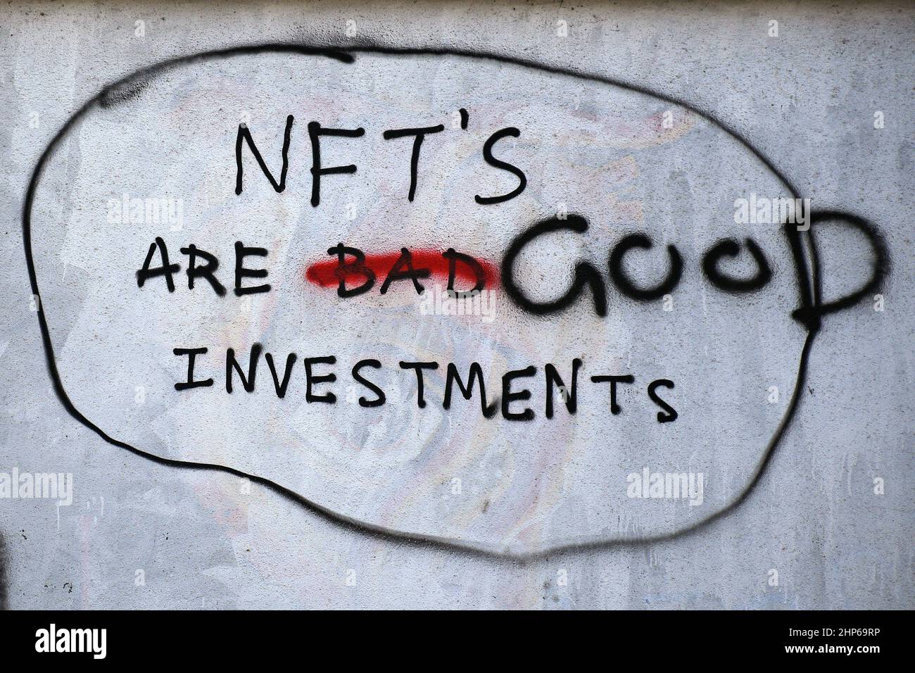 Mumbai, Inde. 18th févr. 2022. Un graffiti peint sur un mur qui lit "les NFT sont de bons investissements" à Mumbai.non fongibles Tokens (NFT) sont des actifs numériques représentant des objets du monde réel comme l'art, la musique, les photos etc. Il permet à l'acheteur de posséder l'article original avec des droits numériques. Crédit : SOPA Images Limited/Alamy Live News Banque D'Images
