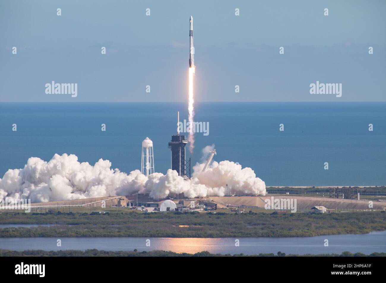 Une fusée SpaceX Falcon 9 se soulève du complexe de lancement 39A au Centre spatial Kennedy en Floride à 11 h 17 HNE le 6 décembre 2020, transportant le vaisseau spatial cargo Dragon non crevé sur son trajet jusqu'à la Station spatiale internationale pour la NASA et la mission SpaceX 21st commercial Resupply Services (CRS-21). Banque D'Images