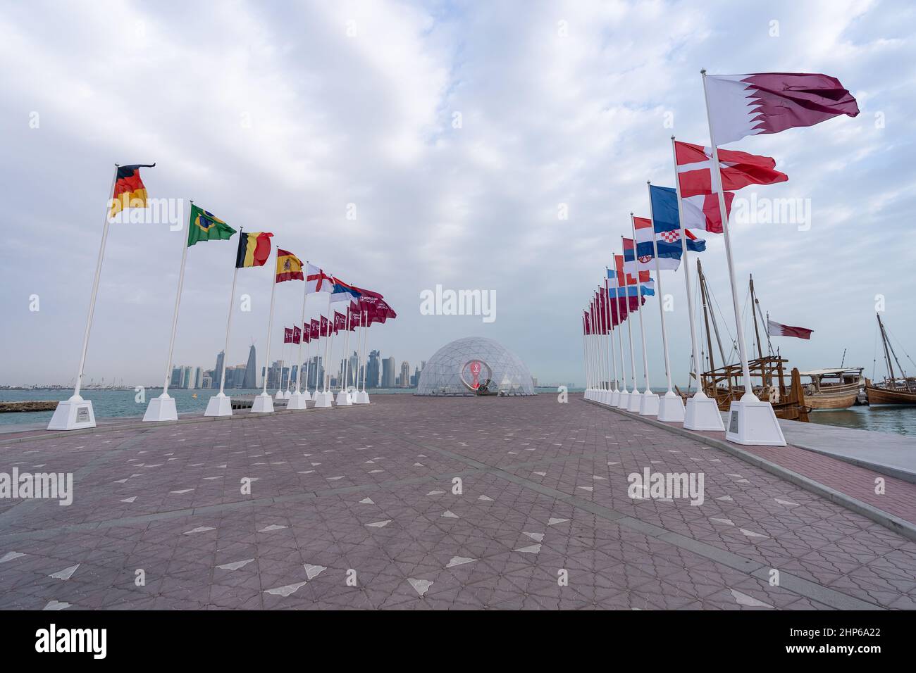 Drapeaux des nations qualifiés pour la coupe du monde Qatar 2022 hissé à Doha Corniche, Qatar, Moyen-Orient. Banque D'Images