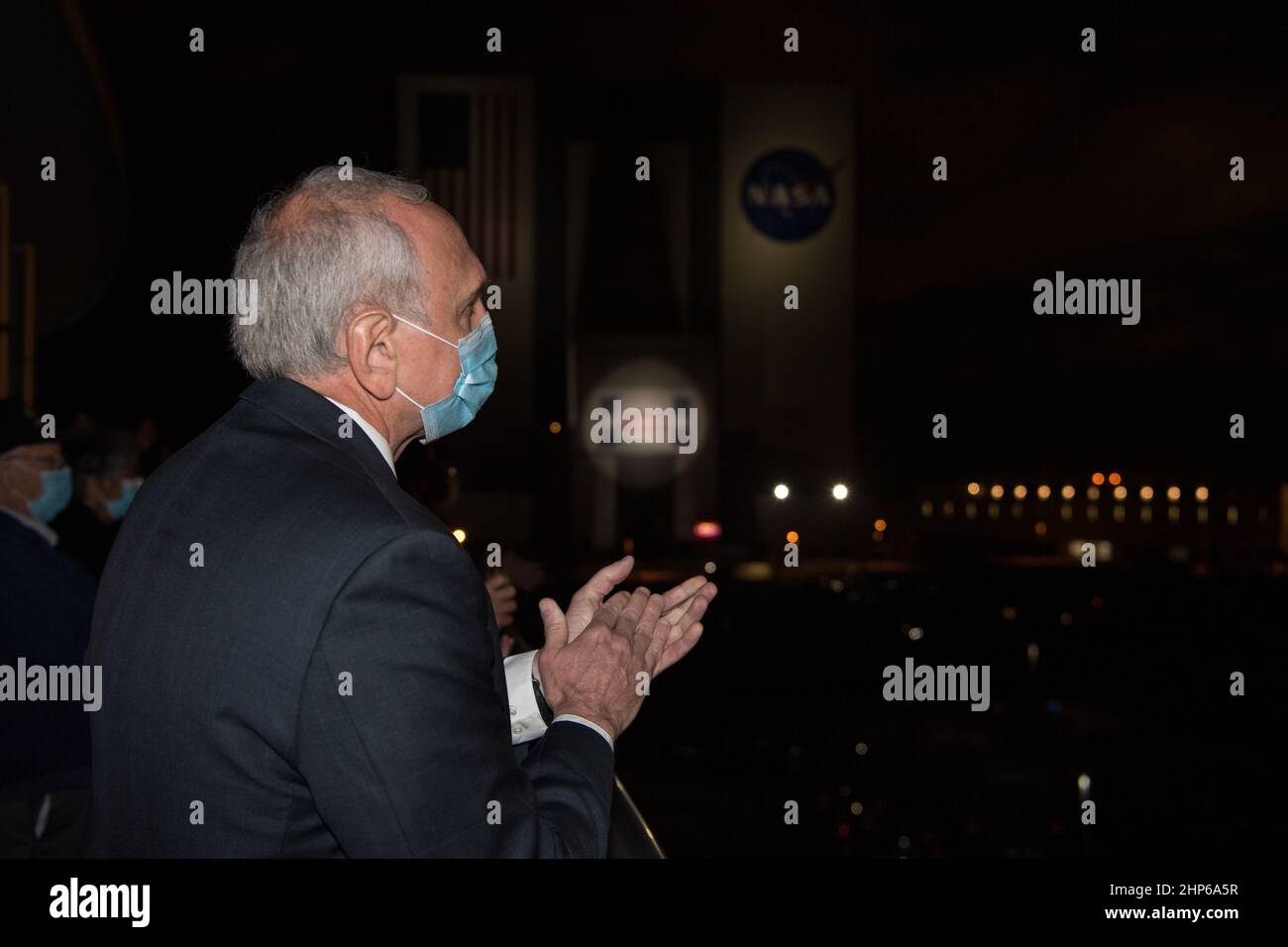 L'administrateur par intérim de la NASA Steve Jurczyk claps en observant le lancement d'une fusée SpaceX Falcon 9 transportant le vaisseau spatial Crew Dragon de la société lors de la mission SpaceX Crew-2 de la NASA, le vendredi 23 avril 2021, depuis le balcon du bâtiment de soutien aux opérations II du Kennedy Space Center de la NASA en Floride. Banque D'Images