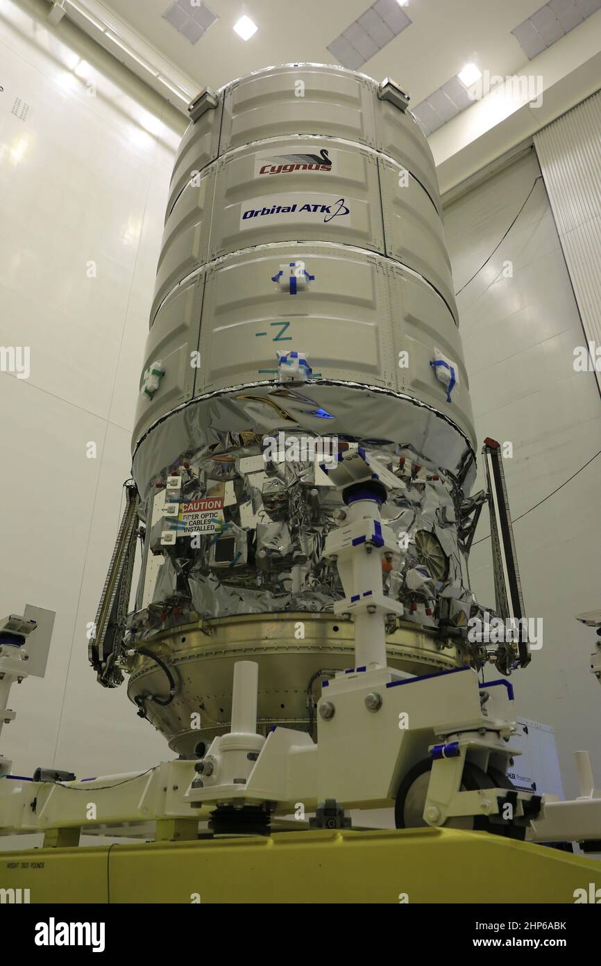 À l'intérieur de l'installation de service des charges utiles dangereuses du Kennedy Space Center de la NASA en Floride, la protection a été retirée du module de charge sous pression CYGNUS d'orbital ATK sur un transporteur KAMAG. Dans le PHSF, Cygnus sera déplacé sur un poste de travail pour le chargement final de propulsif et l'arrimage tardif de la cargaison. La mission de services de réapprovisionnement commercial du CRS-7 ATK orbital à la Station spatiale internationale doit être lancée au sommet d'une fusée Atlas V de United Launch Alliance à partir du complexe de lancement spatial 41 à la station de la Force aérienne de Cape Canaveral le 19 mars 2017. Banque D'Images
