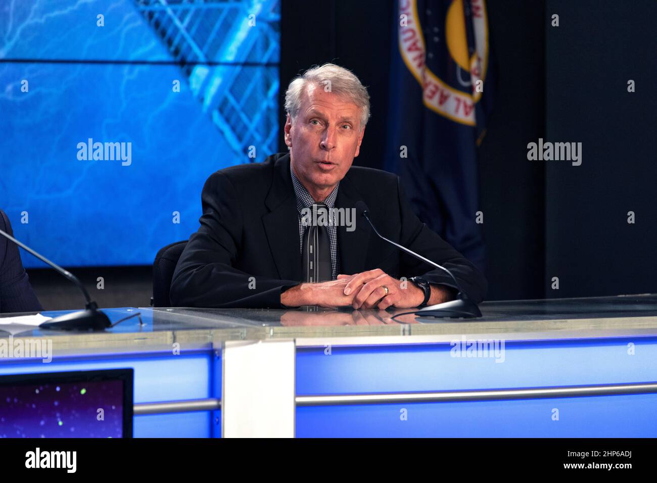 Dans l’auditorium du site de presse du Kennedy Space Center, Clay Flinn, officier de météo de lancement de l’aile spatiale 45th de la US Air Force à la station de la Force aérienne du Cap Canaveral, S'adresse aux médias lors d'une conférence de presse avant lancement pour la mission de services de réapprovisionnement commercial SpaceX CRS-16 à la Station spatiale internationale. Un vaisseau spatial Dragon devrait être lancé à partir du complexe de lancement spatial 40 à la station de la Force aérienne de Cape Canaveral. La fusée SpaceX Falcon 9 se lira sur la mission 16th des services de réapprovisionnement commercial de la société vers la station spatiale. Banque D'Images