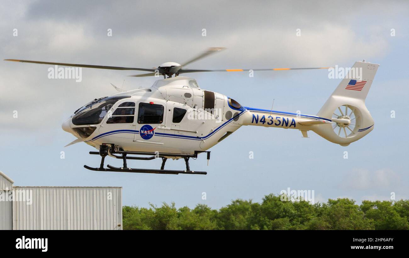 Le troisième et dernier hélicoptère Airbus H135 touche la piste de l’installation de lancement et d’atterrissage du Kennedy Space Center de la NASA en Floride le 26 mars 2021, complétant ainsi la flotte améliorée d’aéronefs utilisés pour les opérations de sécurité. Les hélicoptères Airbus H135 remplacent les appareils Bell Huey 2 qui étaient en service à Kennedy depuis 30 ans. Maintenus par l'équipe des opérations de vol, ces nouveaux hélicoptères offrent un certain nombre d'avantages technologiques et de sécurité par rapport aux Hueys, comme une puissance de levage accrue, une plus grande stabilité dans l'air et des capacités médicales étendues. Banque D'Images