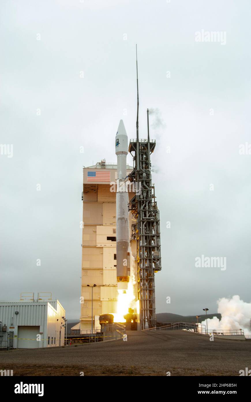 Le satellite Landsat 9 de la NASA lance une fusée United Launch Alliance Atlas V 401 du complexe spatial Launch Complex 3 à la station de la Force spatiale de Vandenberg en Californie le 27 septembre 2021. L'heure de lancement était 2 h 11 HAE (11 h 11 HRT). Le lancement est géré par le Launch Services Program de la NASA, basé au Kennedy Space Center de l’agence en Floride. Landsat 9 se joindra à son satellite jumeau, Landsat 8, en orbite pour recueillir des images de partout sur la planète tous les huit jours. Banque D'Images