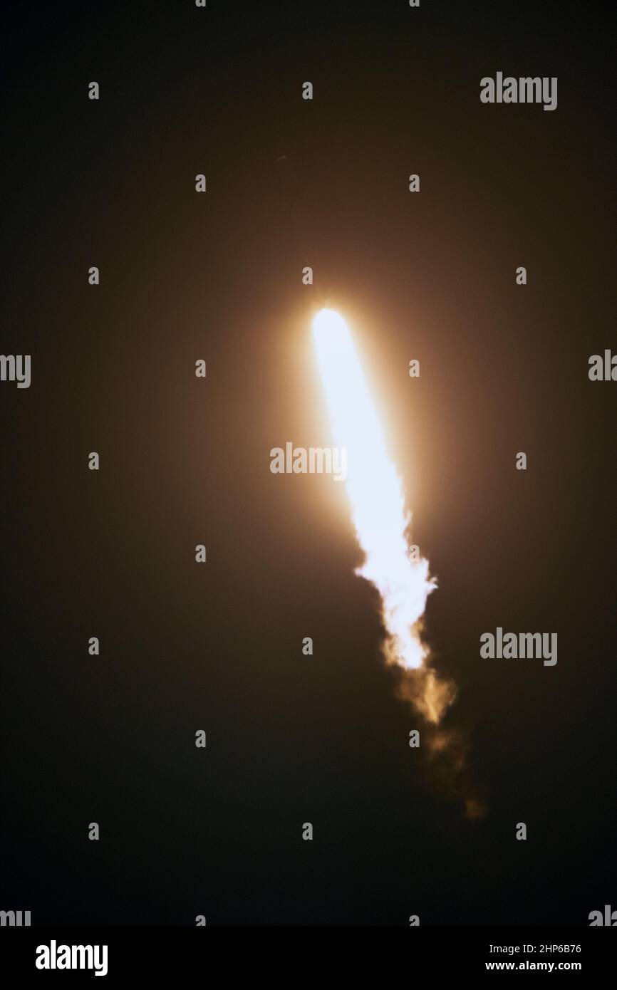 La fusée SpaceX Falcon 9 avec le module de cargaison Dragon remonte après le décollage du complexe de lancement spatial 40 sur la station aérienne de Cape Canaveral, en Floride, en début de matinée le 4 mai 2019. Liftoff était à 2 h 48 HAE. Il s'agit de la mission de SpaceX 17th commercial Resupply Services (CRS-17) pour la NASA à la Station spatiale internationale. Le module Dragon CARGO livrera environ 5 500 livres de science et de recherche, de fournitures d'équipage et de matériel de véhicule au laboratoire orbital et à son équipage. Banque D'Images