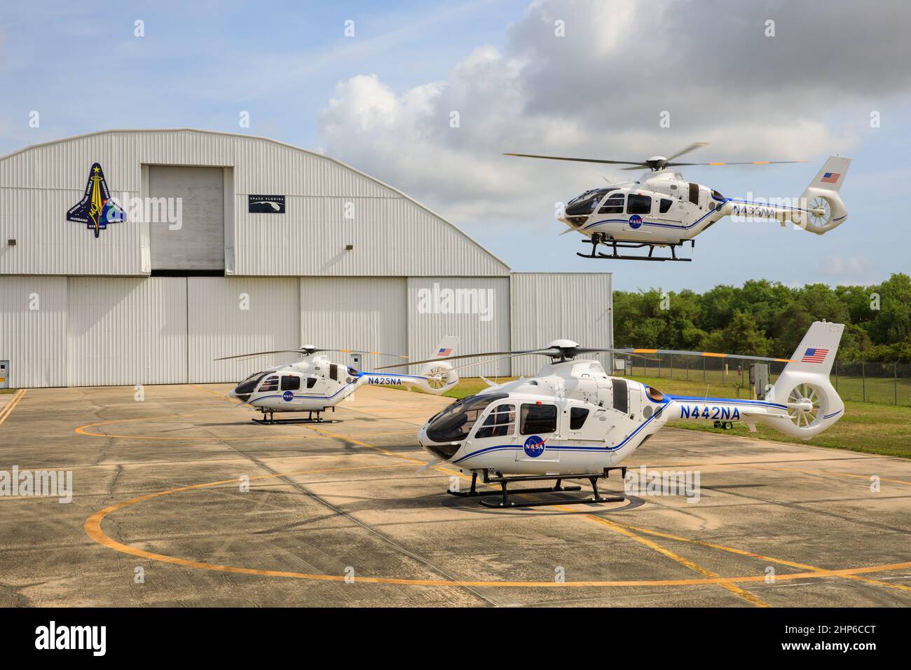Le troisième et dernier hélicoptère Airbus H135 touche la piste de l’installation de lancement et d’atterrissage du Kennedy Space Center de la NASA en Floride le 26 mars 2021, complétant ainsi la flotte améliorée d’aéronefs utilisés pour les opérations de sécurité. Les hélicoptères Airbus H135 remplacent les appareils Bell Huey 2 qui étaient en service à Kennedy depuis 30 ans Banque D'Images