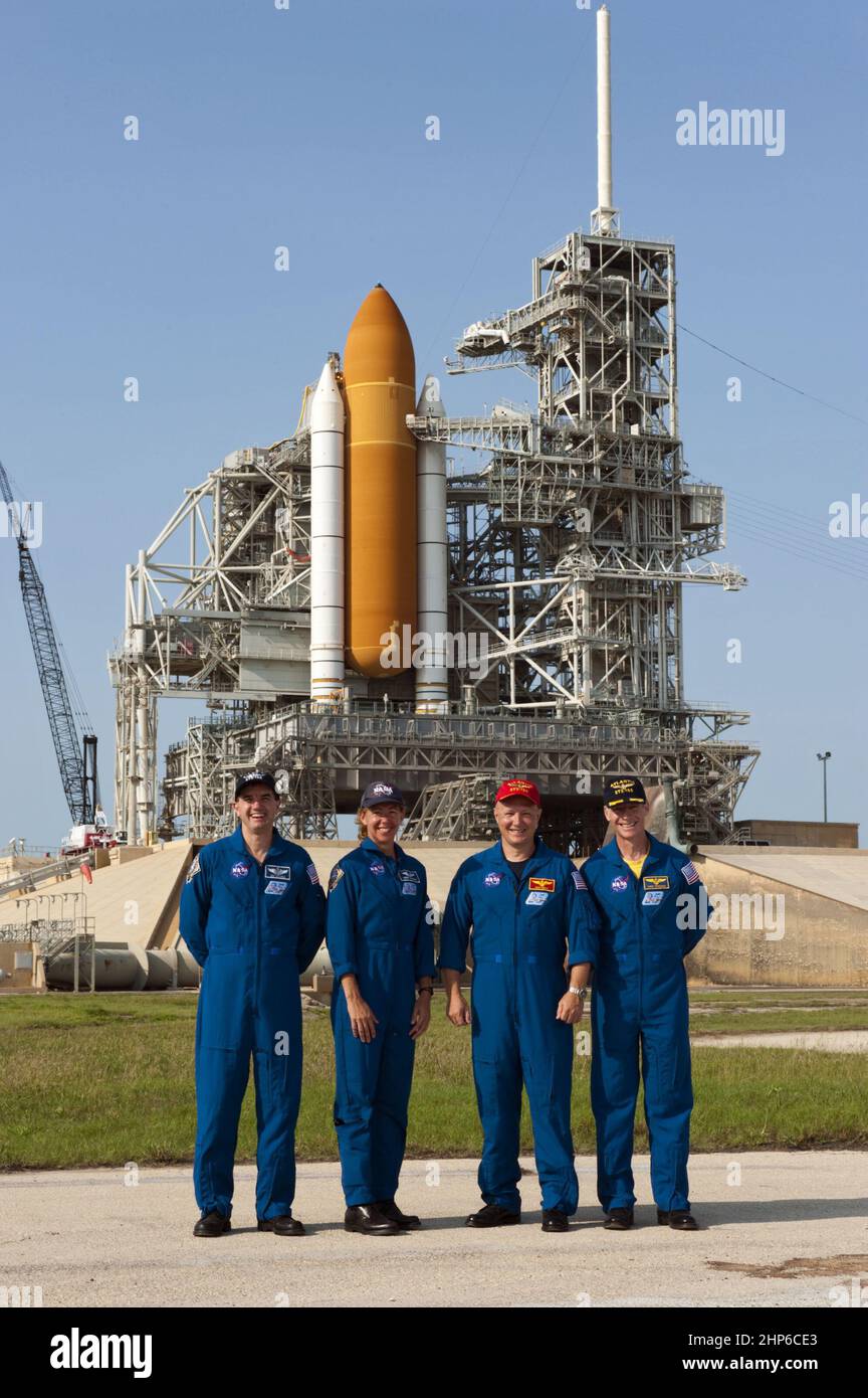 Les membres de l'équipage de la STS-135 se tiennent pour une photographie après une séance de questions-réponses avec les médias au Launch Pad 39A du Centre spatial Kennedy de la NASA en Floride. De gauche à droite se trouvent les spécialistes de mission Rex Walheim et Sandy Magnus, le pilote Doug Hurley et le commandant Chris Ferguson CA. 2011 Banque D'Images