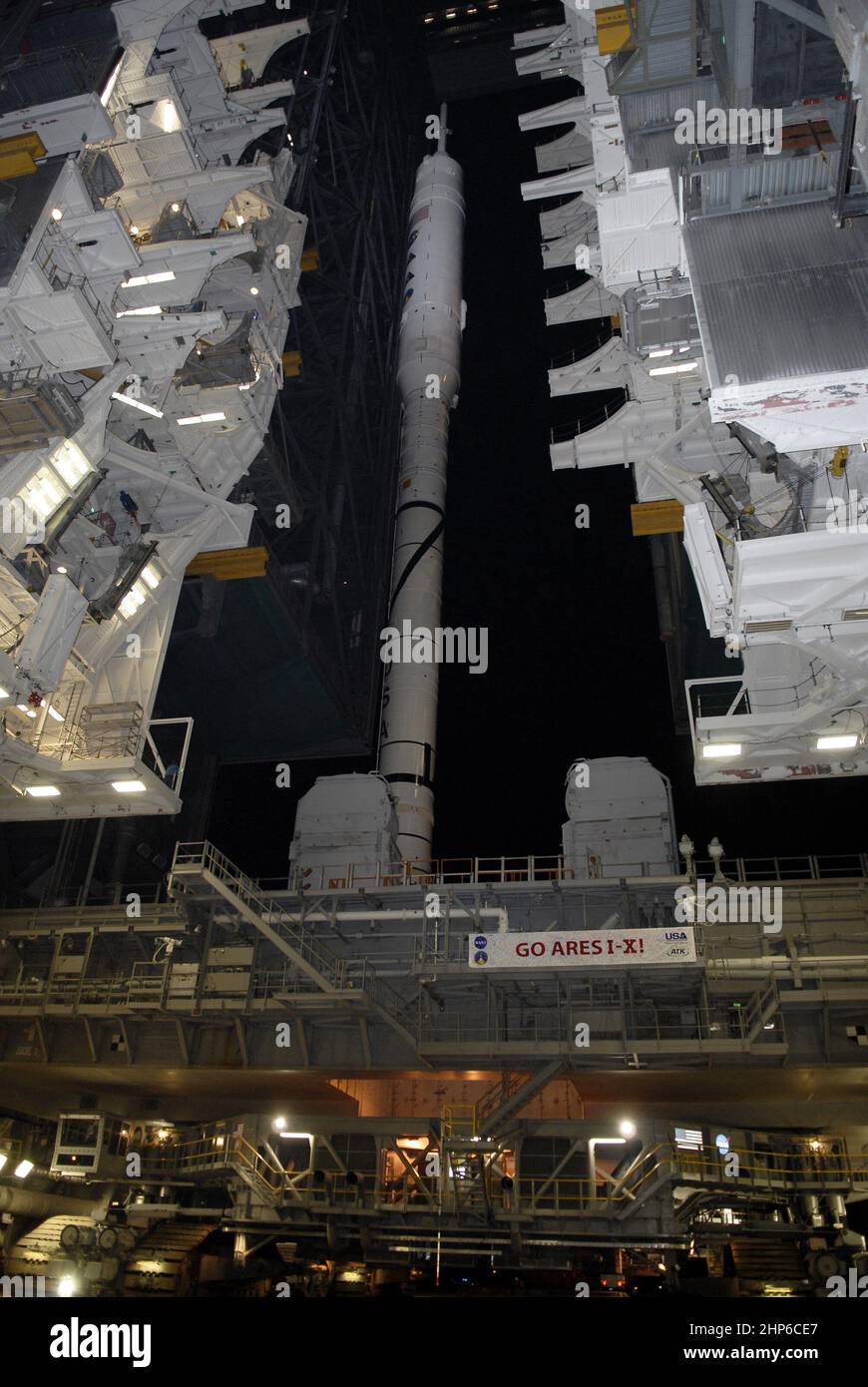 Le transporteur à chenilles est placé sous la plate-forme de lanceur mobile avec la fusée Ares I-X d'une hauteur de 327 pieds CA. 2009 Banque D'Images