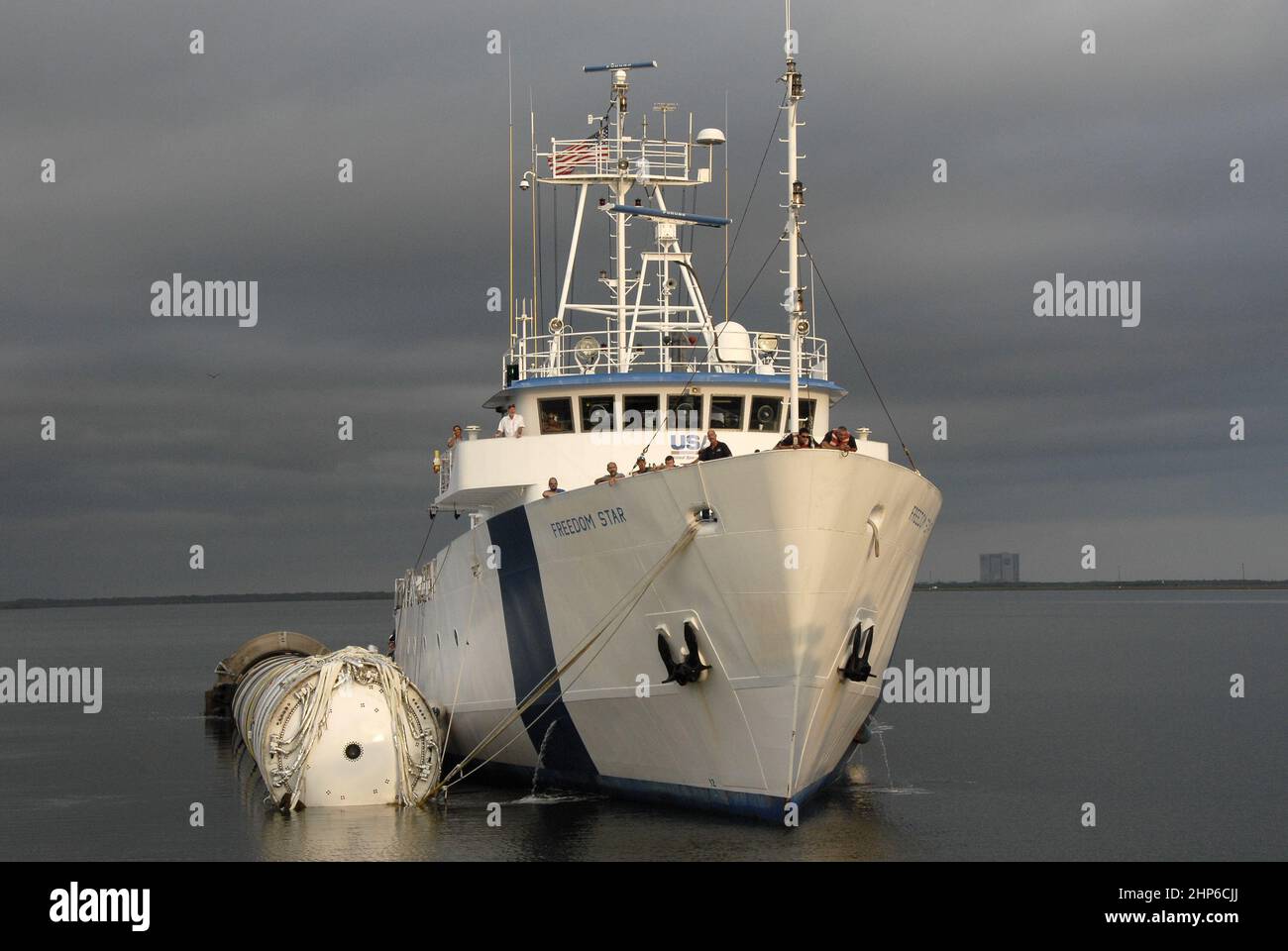 Le robuste navire de récupération de fusée Freedom Star, remorquant la première étape de la fusée Ares I-X de la NASA, traverse la rivière Banana le long de la rive de la station aérienne de Cape Canaveral en Floride ca. 2009 Banque D'Images