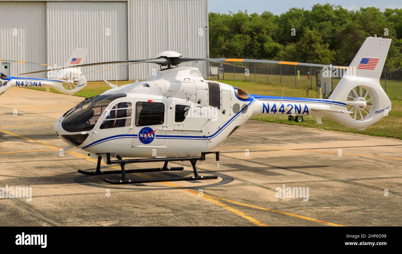 Le troisième et dernier hélicoptère Airbus H135 touche la piste de l’installation de lancement et d’atterrissage du Kennedy Space Center de la NASA en Floride le 26 mars 2021, complétant ainsi la flotte améliorée d’aéronefs utilisés pour les opérations de sécurité. Les hélicoptères Airbus H135 remplacent les appareils Bell Huey 2 qui étaient en service à Kennedy depuis 30 ans environ. 2021 Banque D'Images