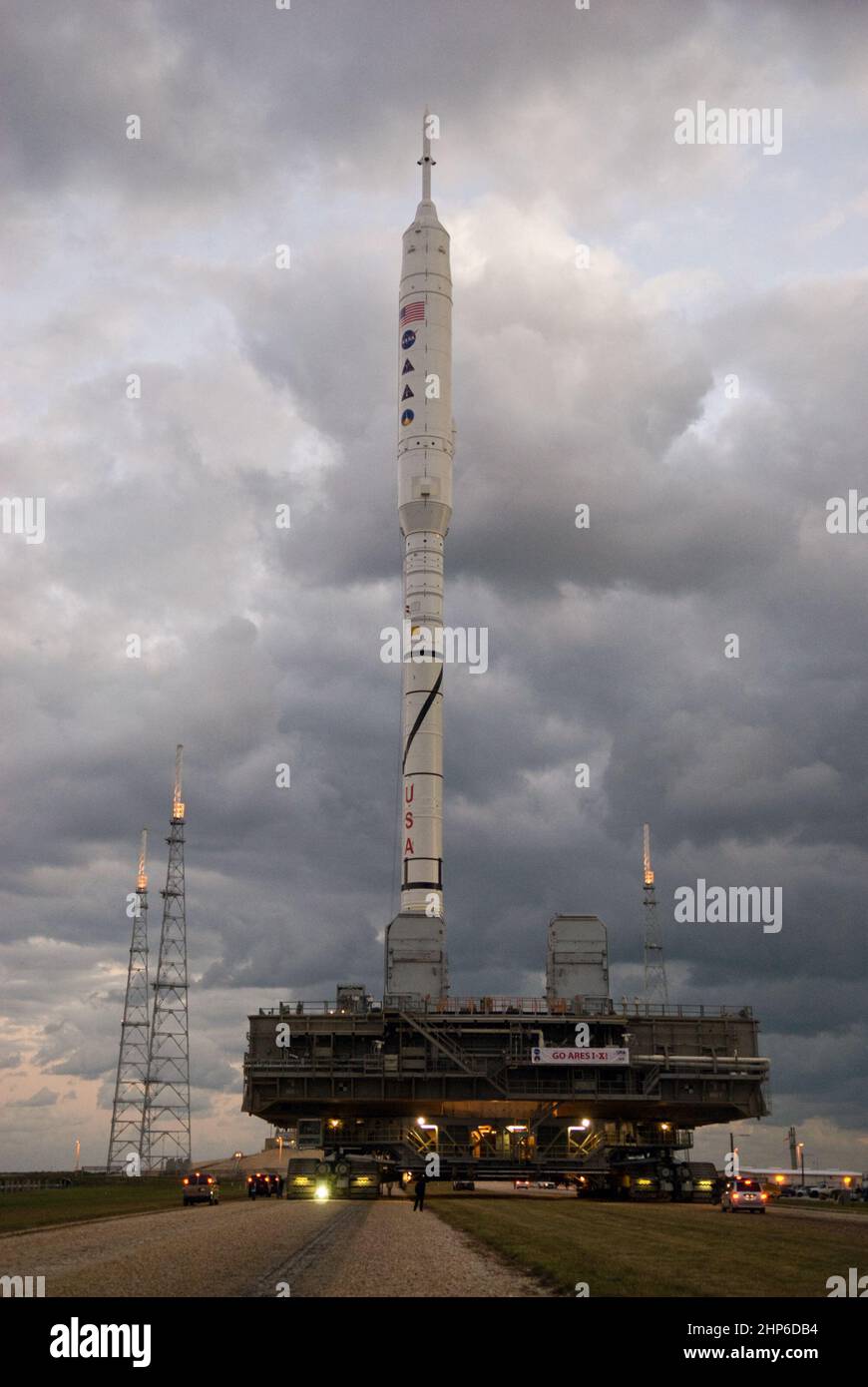 Alors que le soleil se lève au-dessus du Launch Pad 39B au Kennedy Space Center de la NASA en Floride, la fusée Ares I-X de 327 mètres de haut, fixée à une plate-forme de lanceur mobile, s'approche de la clôture périmétrique du PAD vers environ. 2009 Banque D'Images