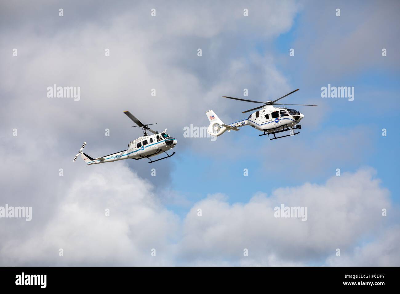 Les hélicoptères Bell Huey 2 (à gauche) et Airbus H135 utilisés pour les opérations de sécurité au Kennedy Space Center de la NASA en Floride effectuent un vol ensemble le 27 octobre 2020, avant que les Hueys ne soient retirés de leur service. L’Airbus H135s remplace les trois avions Bell Huey 2 entretenus par l’équipe des opérations de vol de Kennedy. Kennedy a reçu deux des H135 avions le 30 septembre, et le troisième devrait arriver au printemps 2021. Banque D'Images