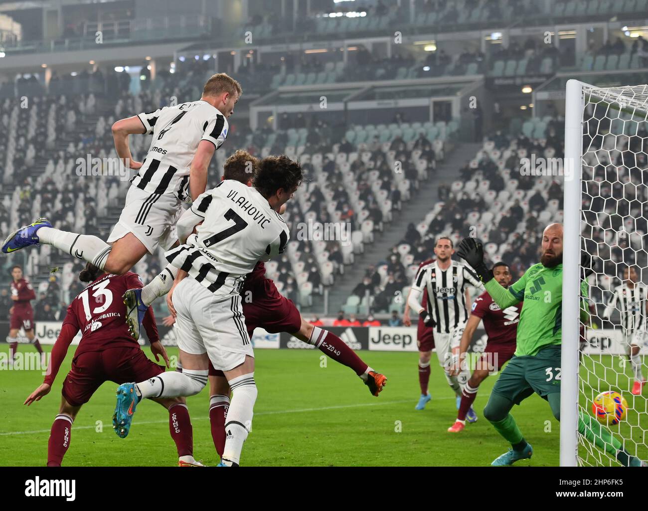 Turin. 18th févr. 2022. Matthijs de Ligt (haut) de Juventus marque son but lors d'un match de football de Serie A entre le FC Juventus et Turin à Turin, Italie, le 18 février 2022. Credit: Federico Tardito/Xinhua/Alamy Live News Banque D'Images