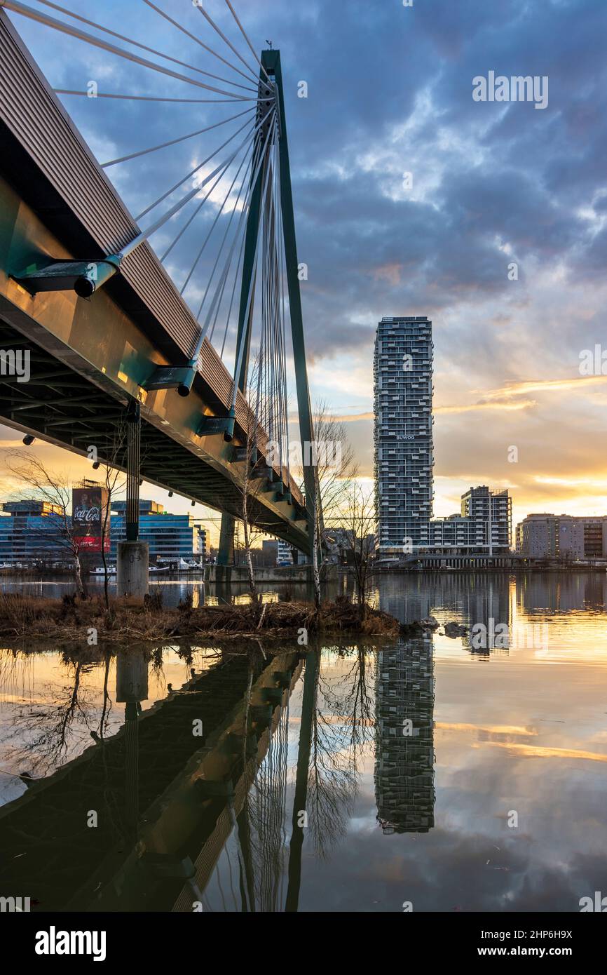 Wien, Vienne: rivière Donau (Danube), tour de la Marina, pont de métro Donaustadtbrücke, coucher de soleil en 02. Leopoldstadt, Vienne, Autriche Banque D'Images