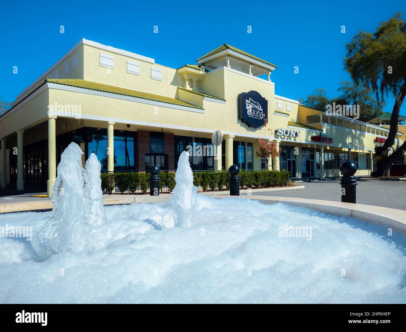 Kissimmee, Floride - 9 février 2022 : vue panoramique horizontale de l'extérieur du restaurant et du bar Eskina en arrière-plan et fontaine mousseuse. Banque D'Images