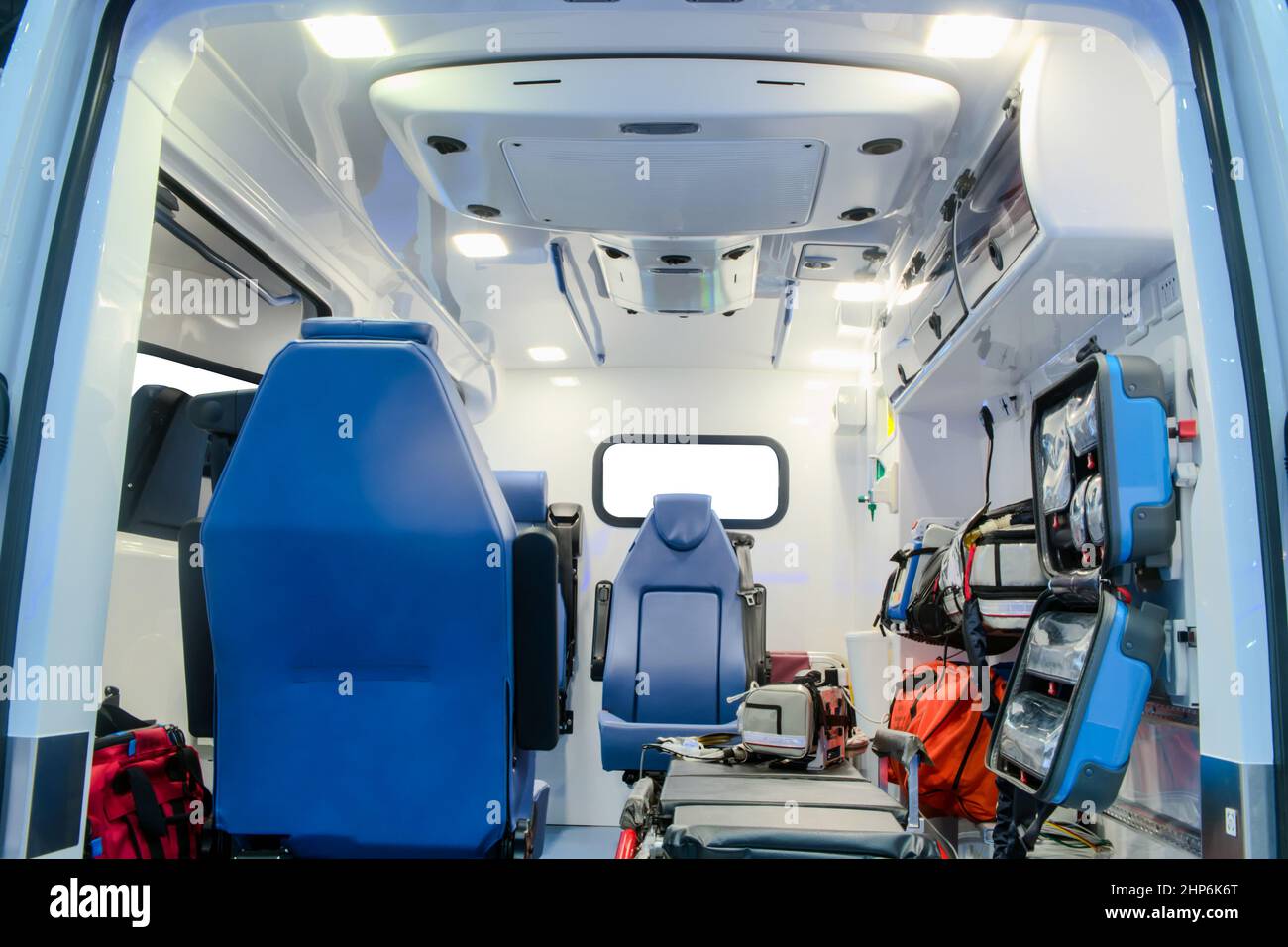 À l'intérieur d'une voiture d'ambulance avec équipement médical pour aider les patients avant leur livraison à l'hôpital Banque D'Images