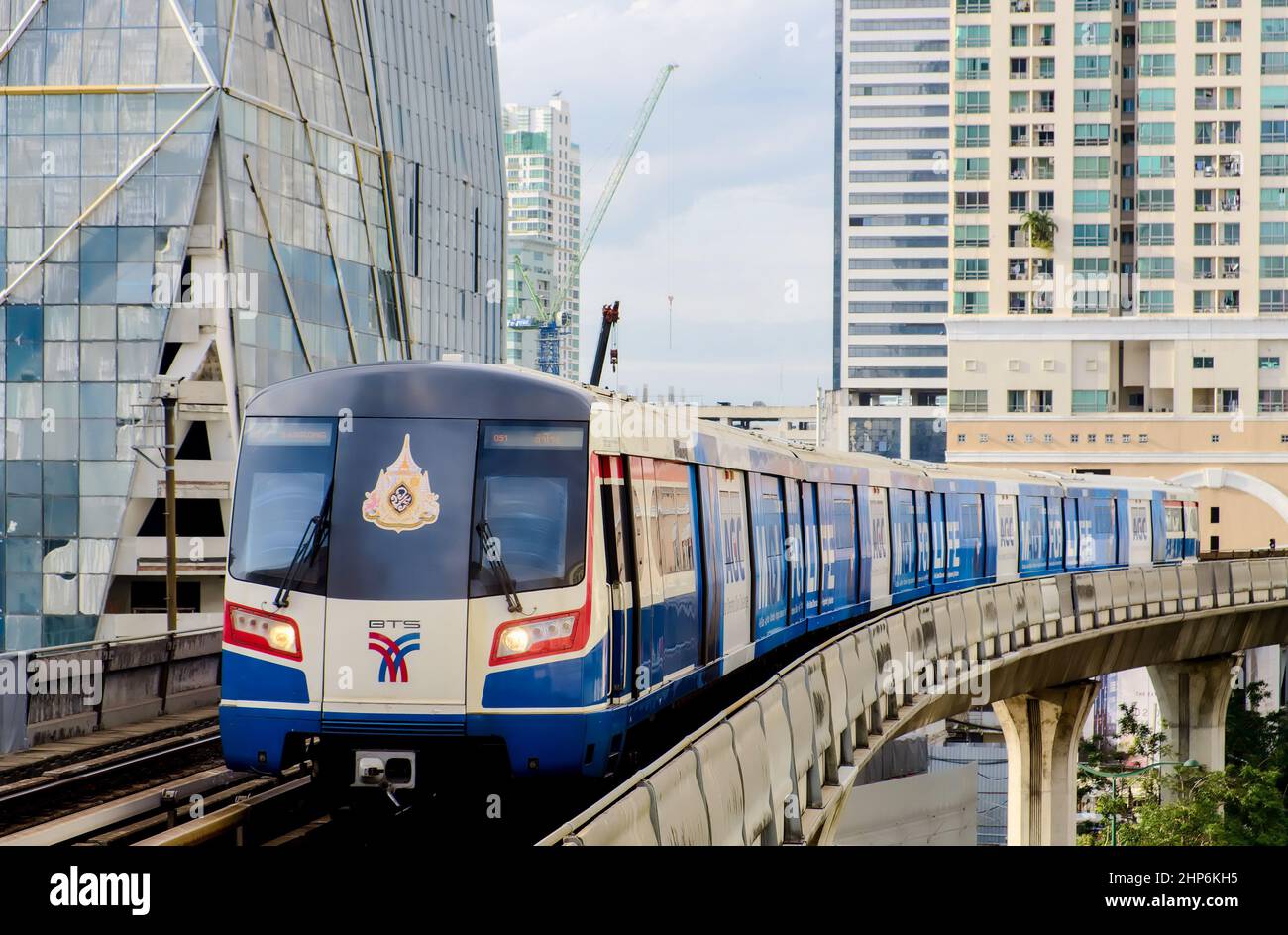 Bangkok-Thaïlande AOÛT 19 2019 : BTS Sky train sur Cityscape, Sky train est un système de transport en commun à Bangkok pour faciliter et accélérer le voyage Banque D'Images