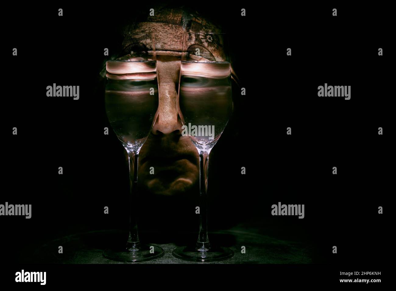 Illustration surréaliste dans le style de Salvador Dali avec le visage humain regardant à travers des verres d'eau Banque D'Images