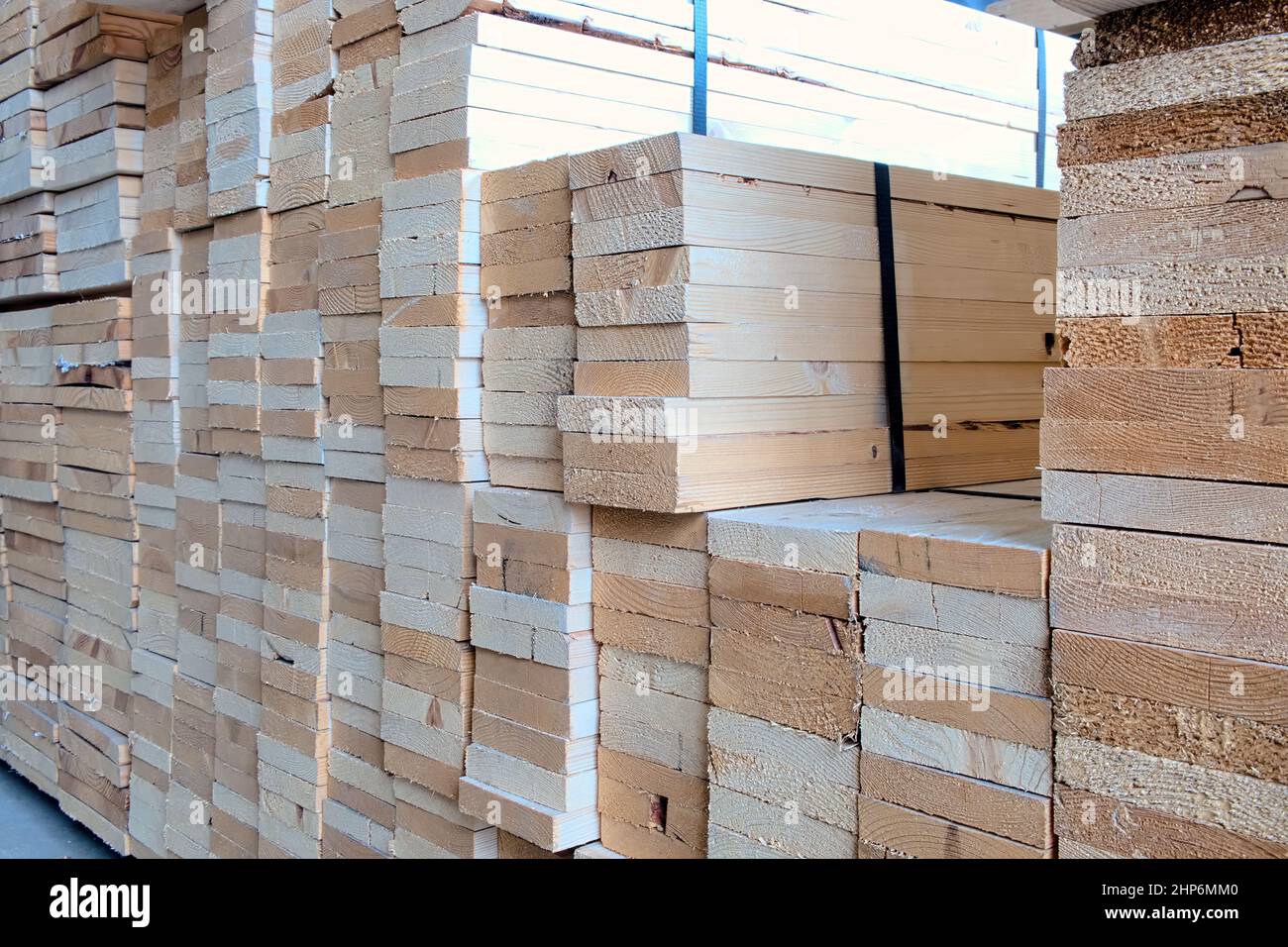 Industrie sélective transformation du bois tendre (palettes de recyclage du bois) matériel dans un magasin d'entrepôt pour l'utilisation sur faire un mobilier pour la décoration maison et autres Banque D'Images