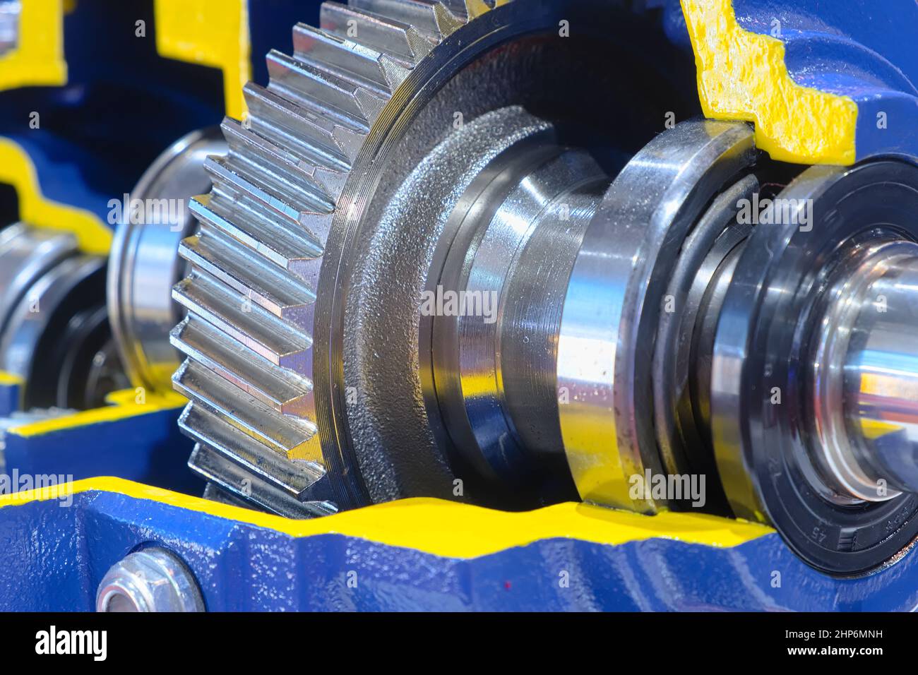 Gros plan du pignon à engrenages en métal depuis l'intérieur de la pompe à moteur industrielle Banque D'Images