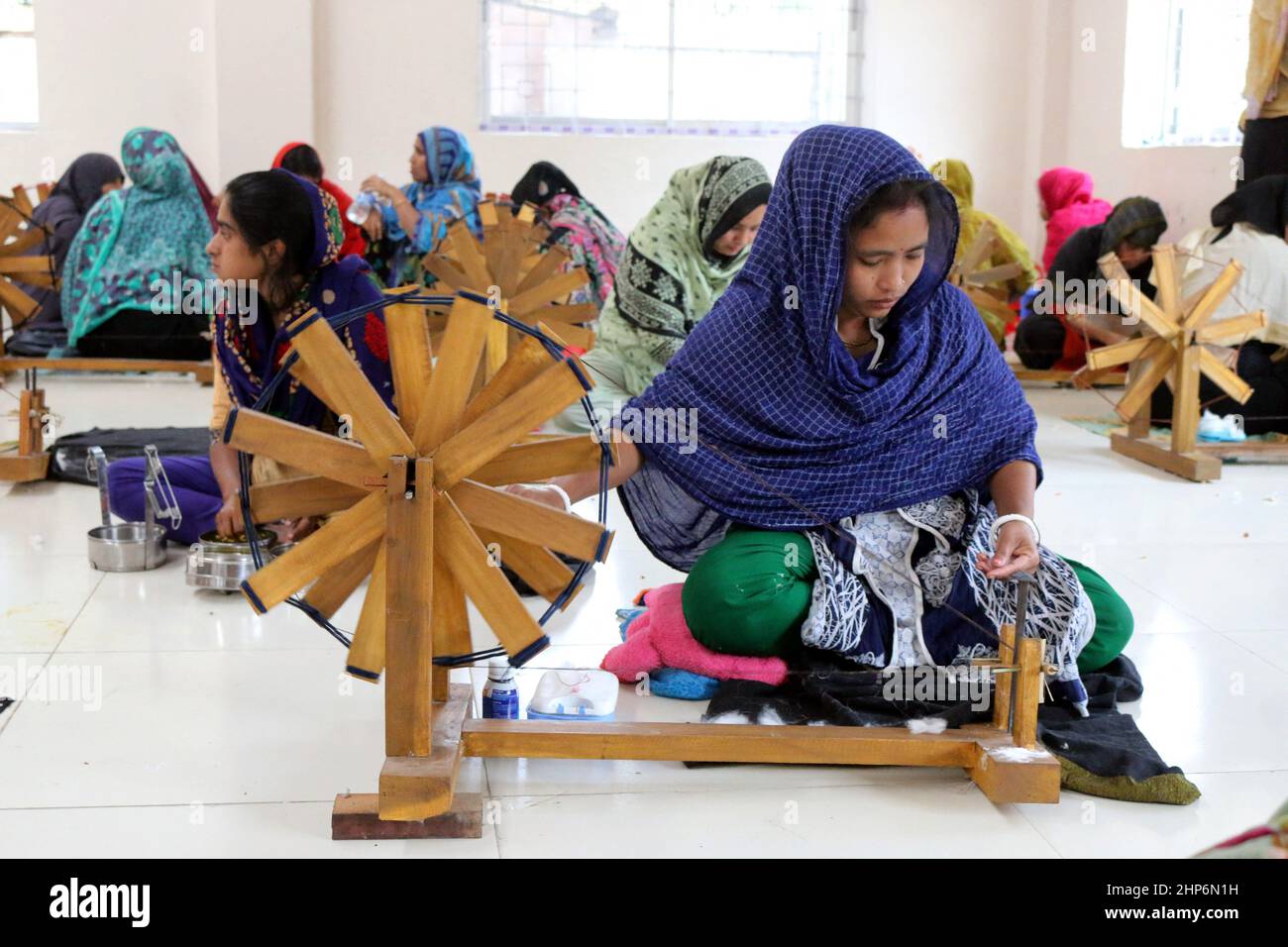 Les travailleurs font de sari avec un état traditionnel à Rupganj, dans la banlieue de Dhaka, au Bangladesh, le 18,2022 février. Photo de Habibur Rahman/ABACAPRESS.COM Banque D'Images