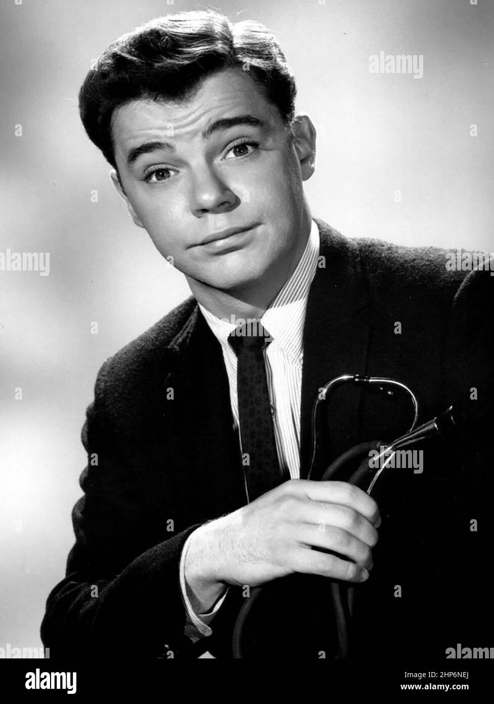 Photo de Warren Berlinger comme Larry Barnes, le frère cadet de Joey Barnes (Joey Bishop) de l'émission télévisée The Joey Bishop Show ca. 1961 Banque D'Images