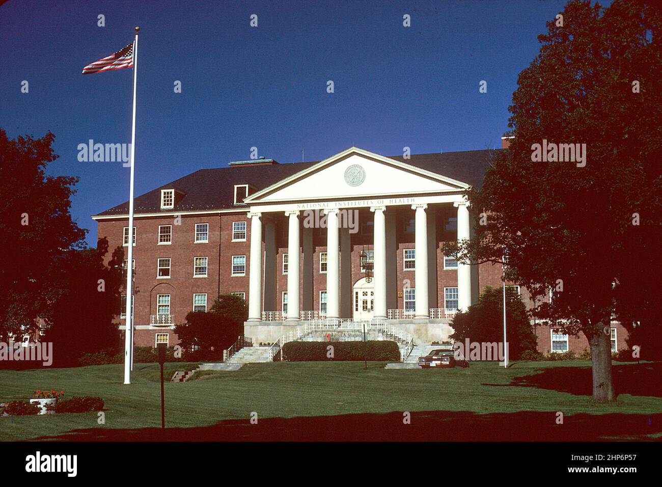 Image du bâtiment 1 des National Institutes of Health (NIH), pris sous un angle léger pour inclure le pôle du drapeau sur le CA gauche. Juillet 1984 Banque D'Images