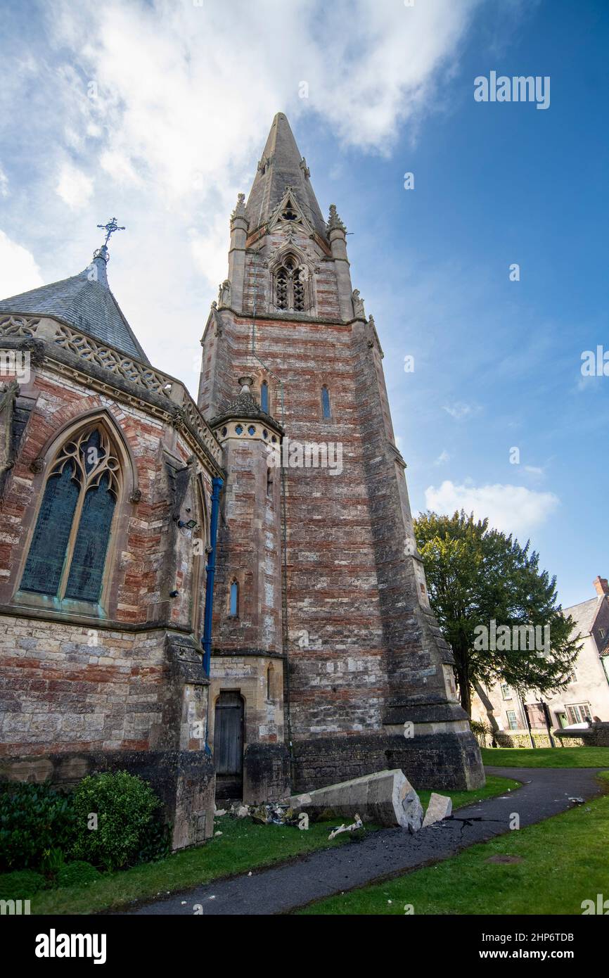 La flèche déchue de l'église Saint-Thomas à Wells, dans le Somerset, alors que la tempête Eunice amène de forts vents à travers le Royaume-Uni. Banque D'Images