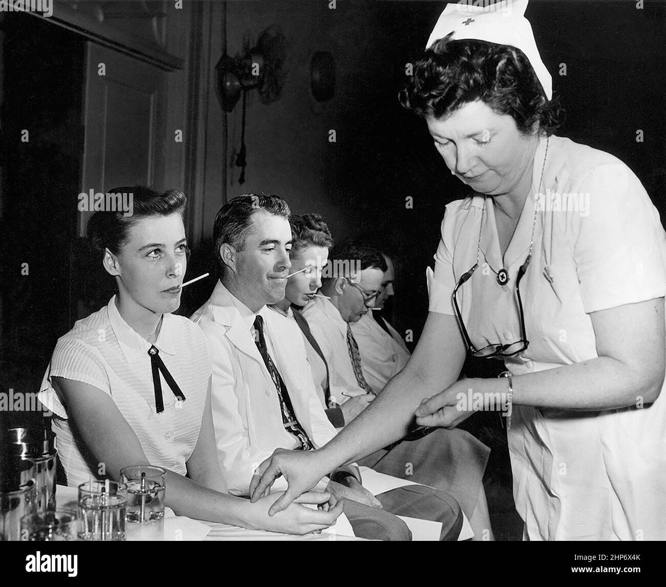 Infirmière du centre clinique préparant des volontaires pour la collecte de sang env. 1960 Banque D'Images