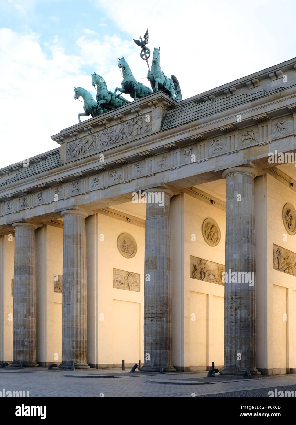 Berlin, Allemagne, 14 février 2022, porte de Brandebourg avec Quadriga Banque D'Images