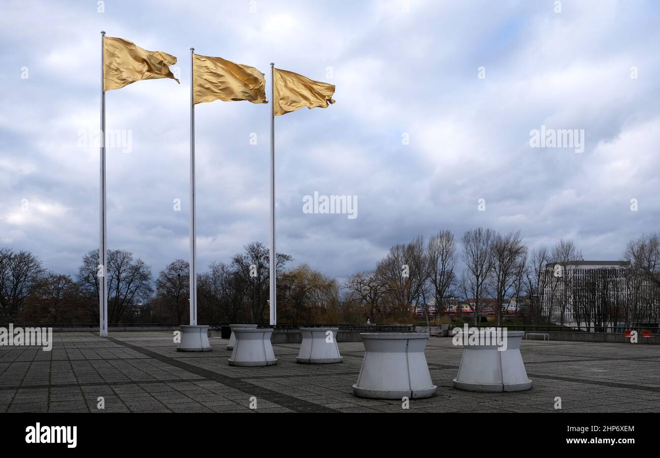 Berlin, Allemagne, 15. Février 2022, drapeaux dans le vent orageux sur la terrasse de la Haus der Kulturen der Welt Banque D'Images