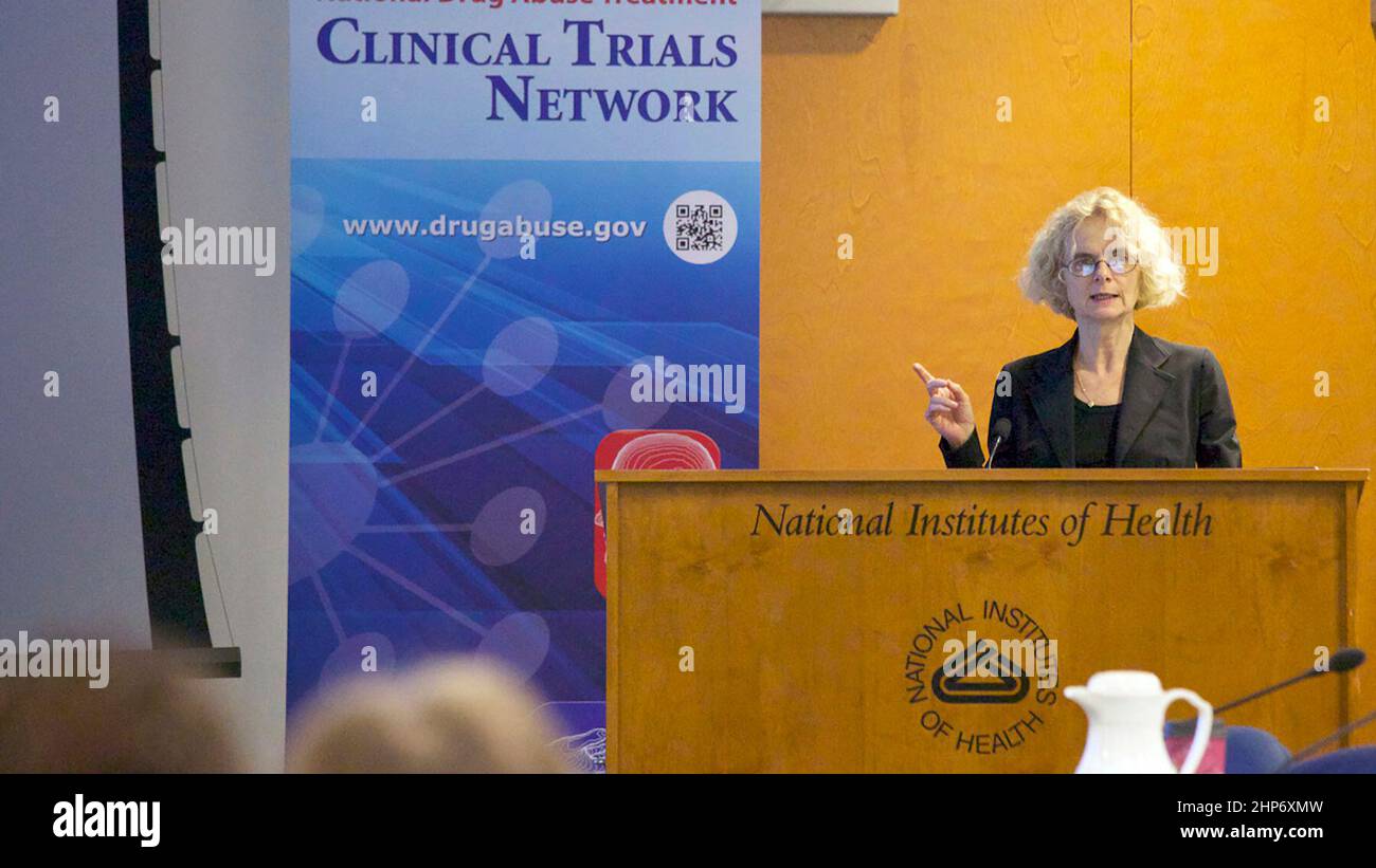 La directrice de l'Institut national de lutte contre l'abus des drogues (NIDA), la Dre Nora Volkow, remet le rapport de sa directrice aux participants à la réunion du chercheur principal du RCET, Rockville MD ca. 2015 Banque D'Images