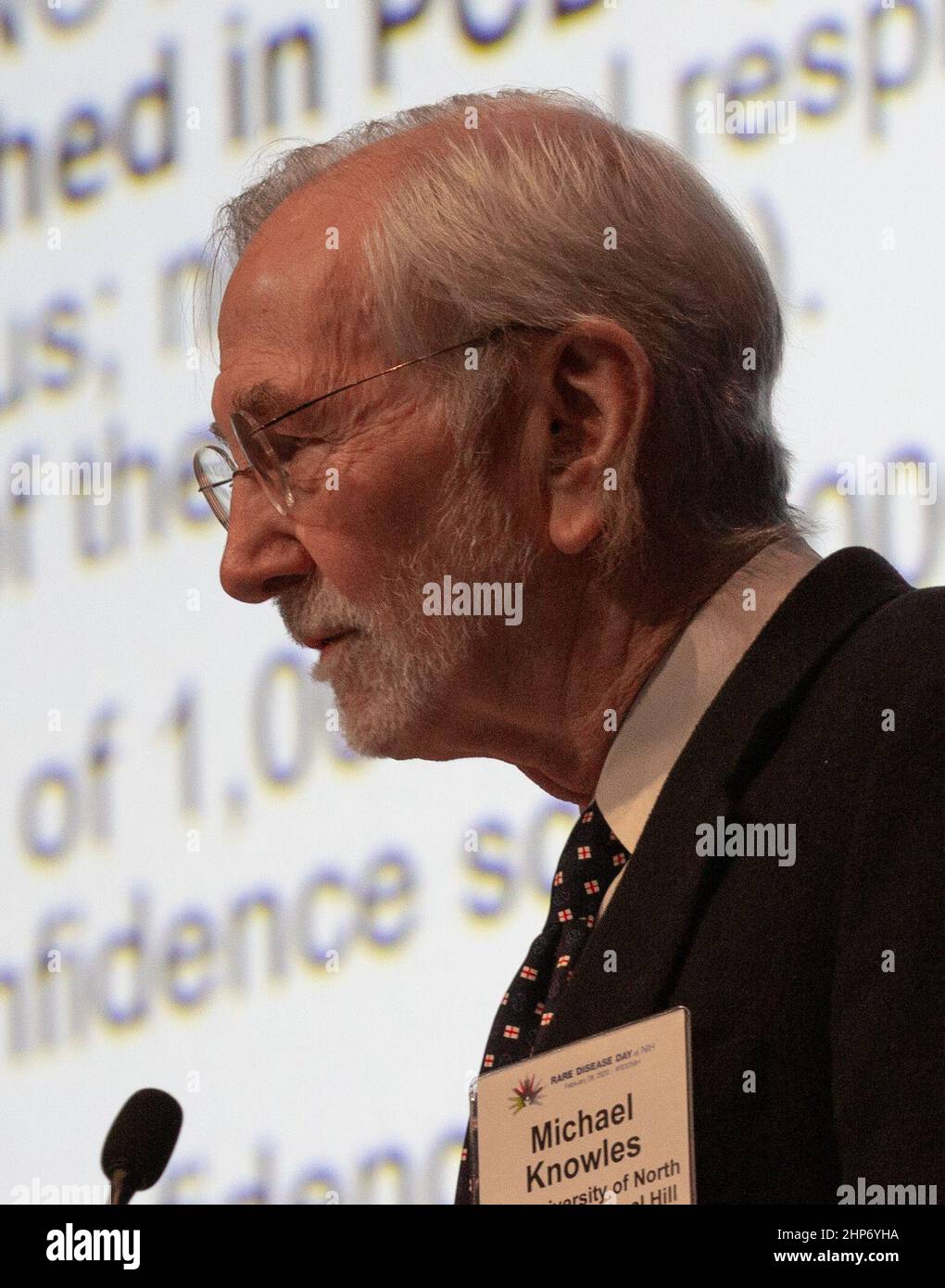 Michael R. Knowles, M.D., professeur à la Division des maladies pulmonaires et de la médecine des soins intensifs de l'École de médecine de l'Université de Caroline du Nord, parle à la Journée des maladies rares à NIH ca. 2020 Banque D'Images