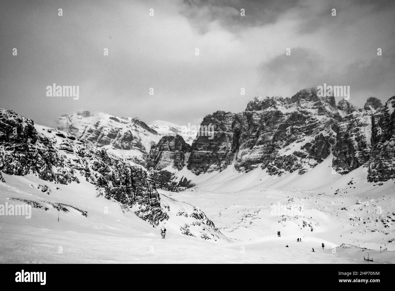 Nuages transportant de la neige dans les Alpes italiennes Banque D'Images