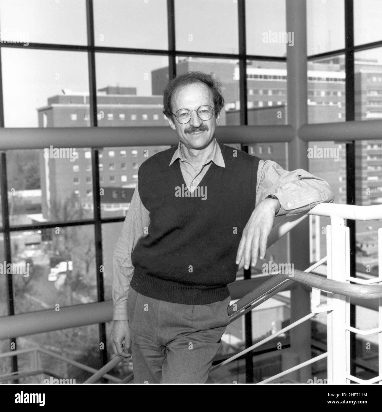 Harold Varmusi a pris sa retraite du directeur de l'Institut national du cancer (NCI) en 2015. Cette photo montre le Centre clinique (bâtiment 10) en arrière-plan ca. 2000 Banque D'Images