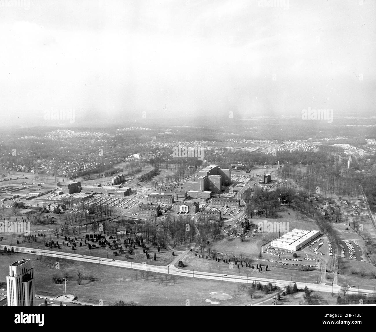 Vue sud-ouest avec la tour navale de Bethesda dans le coin inférieur droit. Le Centre clinique est bien en vedette, ainsi que le bâtiment T-6 à la périphérie du campus, vers. 1955 environ 1955 Banque D'Images