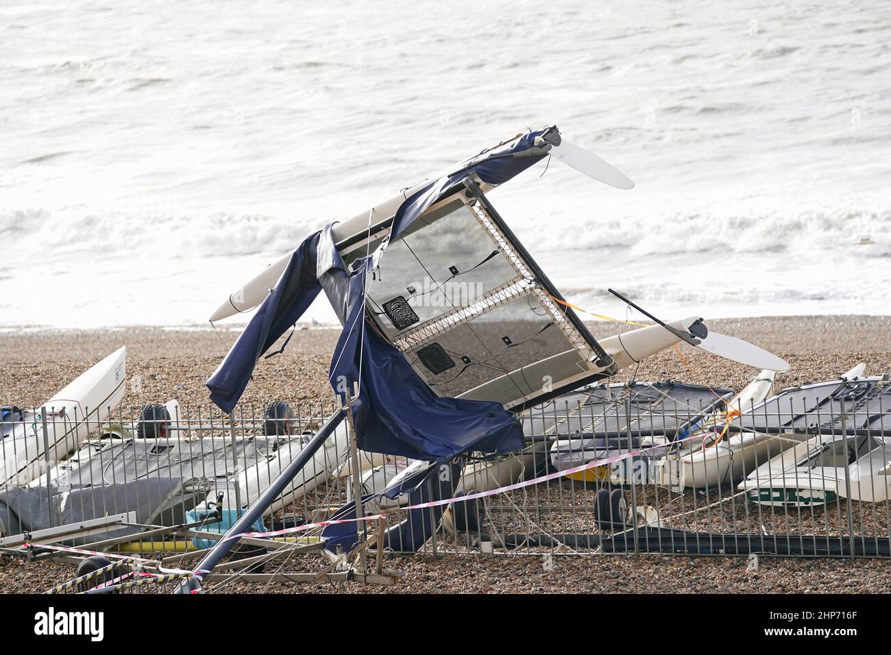 Un catamaran s'est lavé le long du front de mer à Brighton, dans le Sussex, après que Storm Eunice ait causé des dégâts, des perturbations et des rafales de vent record au Royaume-Uni et en Irlande, entraînant la mort d'au moins quatre personnes. Date de la photo: Samedi 19 février 2022. Banque D'Images