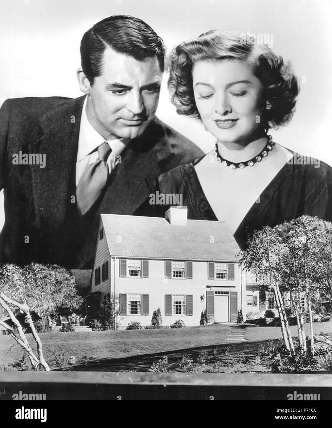 Photo promotionnelle de Cary Grant et Myrna Loy pour le film M. Blandings construit sa Dream House (1948). Loy porte un costume conçu par le designer Robert Kalloch. Banque D'Images