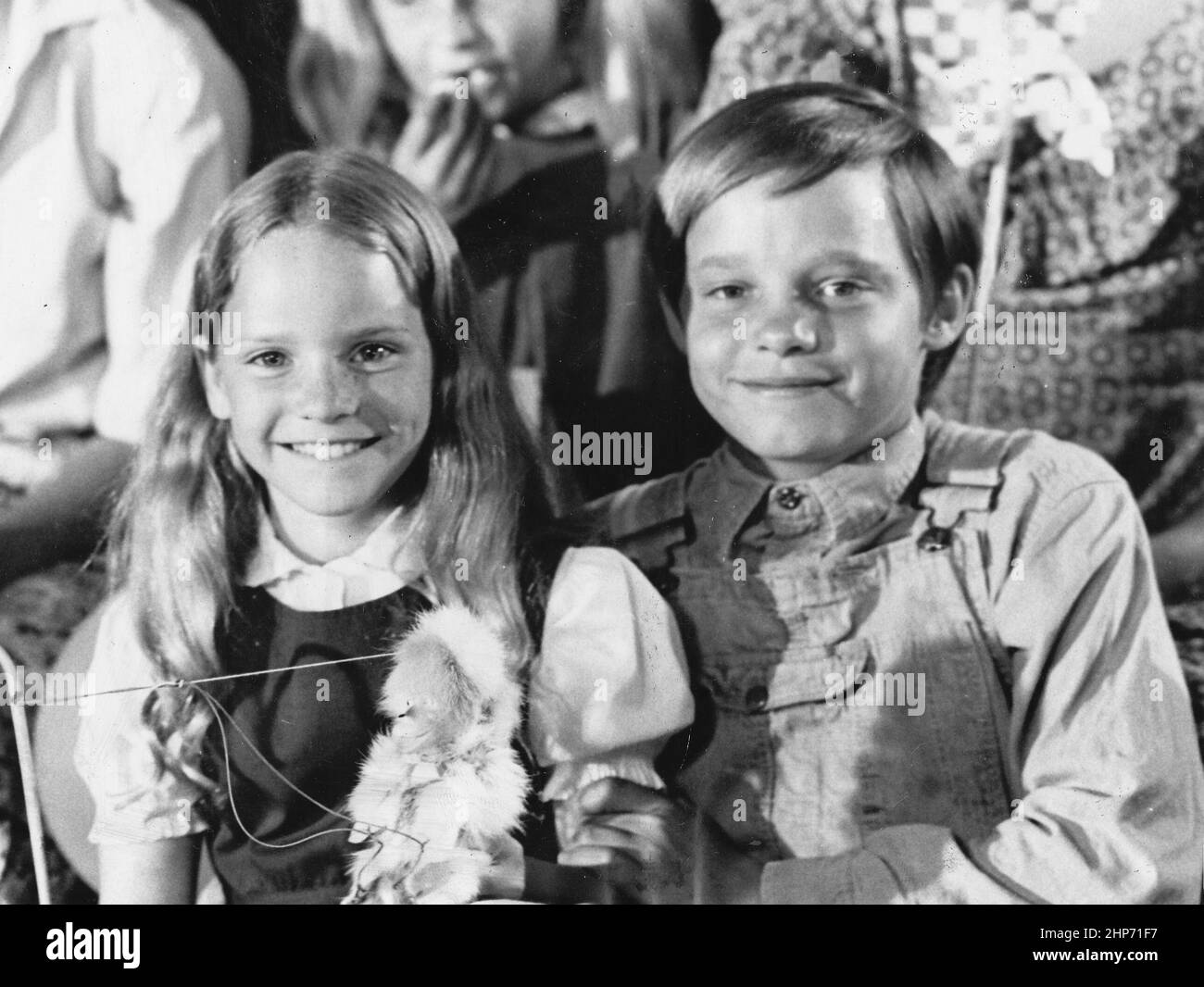 Photo publicitaire des enfants américains, Elizabeth Cheshire et lance Kerwin faisant la promotion de leurs rôles dans la série télévisée The Family Holvak de la NBC Banque D'Images