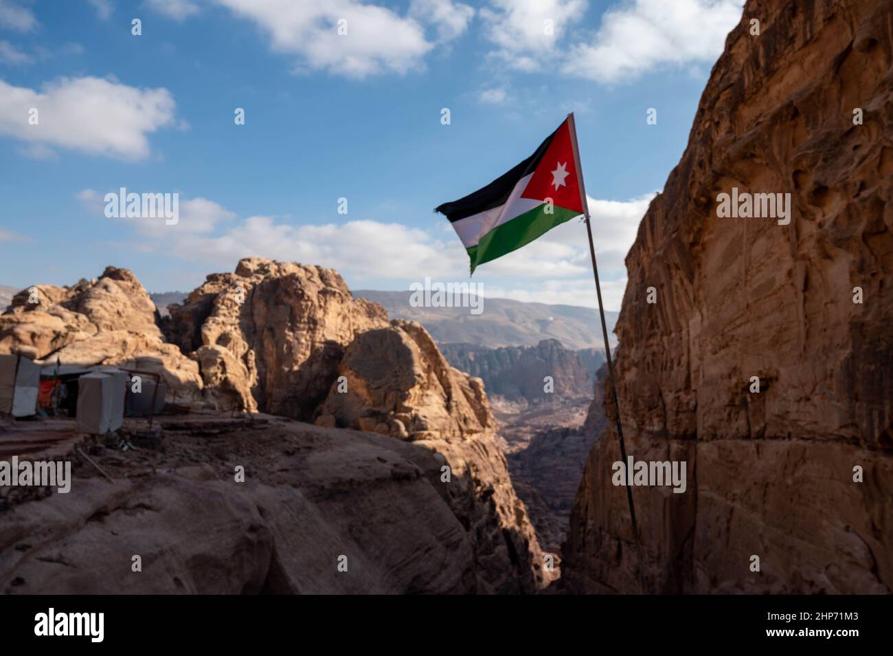 Drapeau noir, blanc, vert et rouge de la Jordanie survolant la destination touristique de Pétra Banque D'Images
