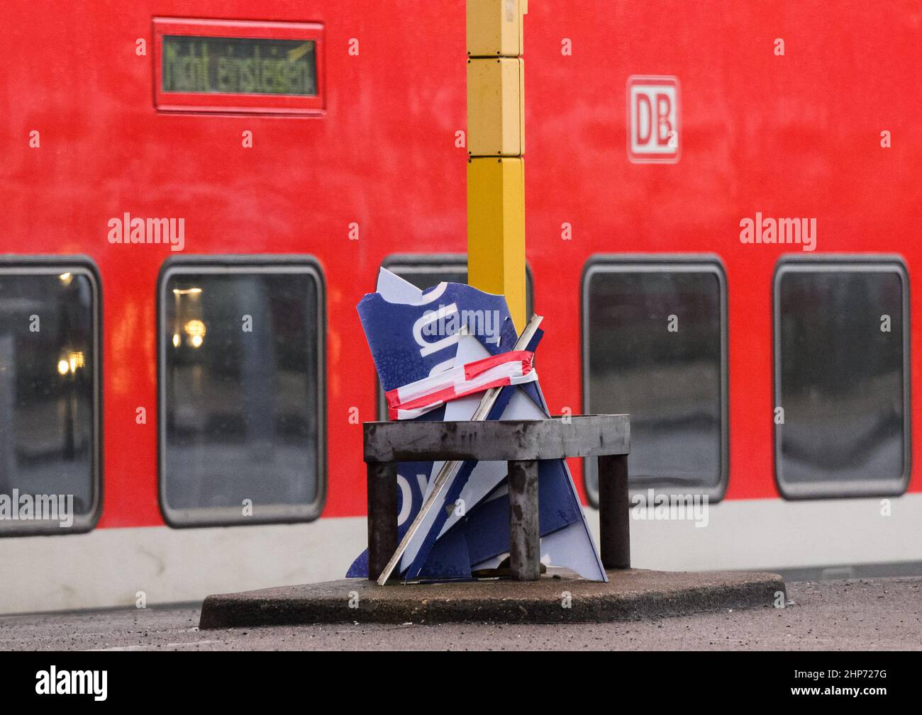 Hanovre, Allemagne. 19th févr. 2022. Un panneau 'Hannover Hauptbahnhof' est détruit dans la gare principale de Hanovre. En raison de l'ouragan Zeynep, le trafic ferroviaire local et longue distance en Basse-Saxe a été suspendu. Credit: Julian Stratenschulte/dpa/Alay Live News Banque D'Images