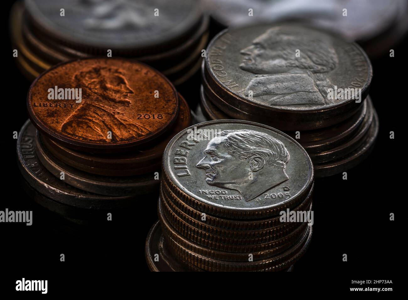 Piles de pièces américaines Dimes cents Nickels Macro fond noir Banque D'Images