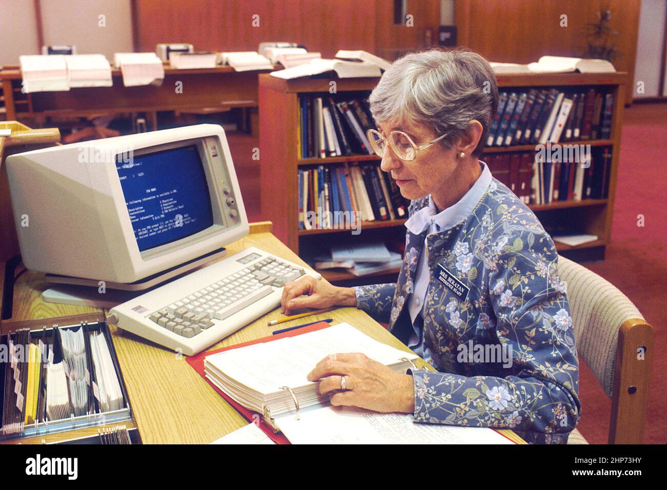 Un bibliothécaire de la National Library of Medicine (NLM) utilise un ordinateur IBM pour accéder au PDQ. La requête de données sur les médecins a été conçue par l'Institut national du cancer pour aider les médecins à obtenir de l'information sur les protocoles les plus à jour, les médecins et les cliniques traitant les patients atteints de cancer CA. Juin 1987 Banque D'Images