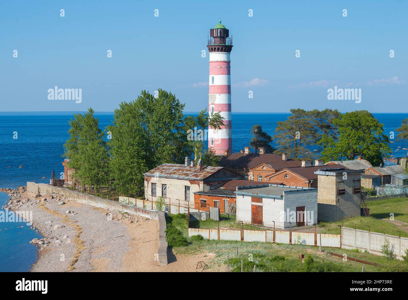 Vieux phare de Shepelevsky (1910) le jour de juin ensoleillé. Leningrad, Russie Banque D'Images