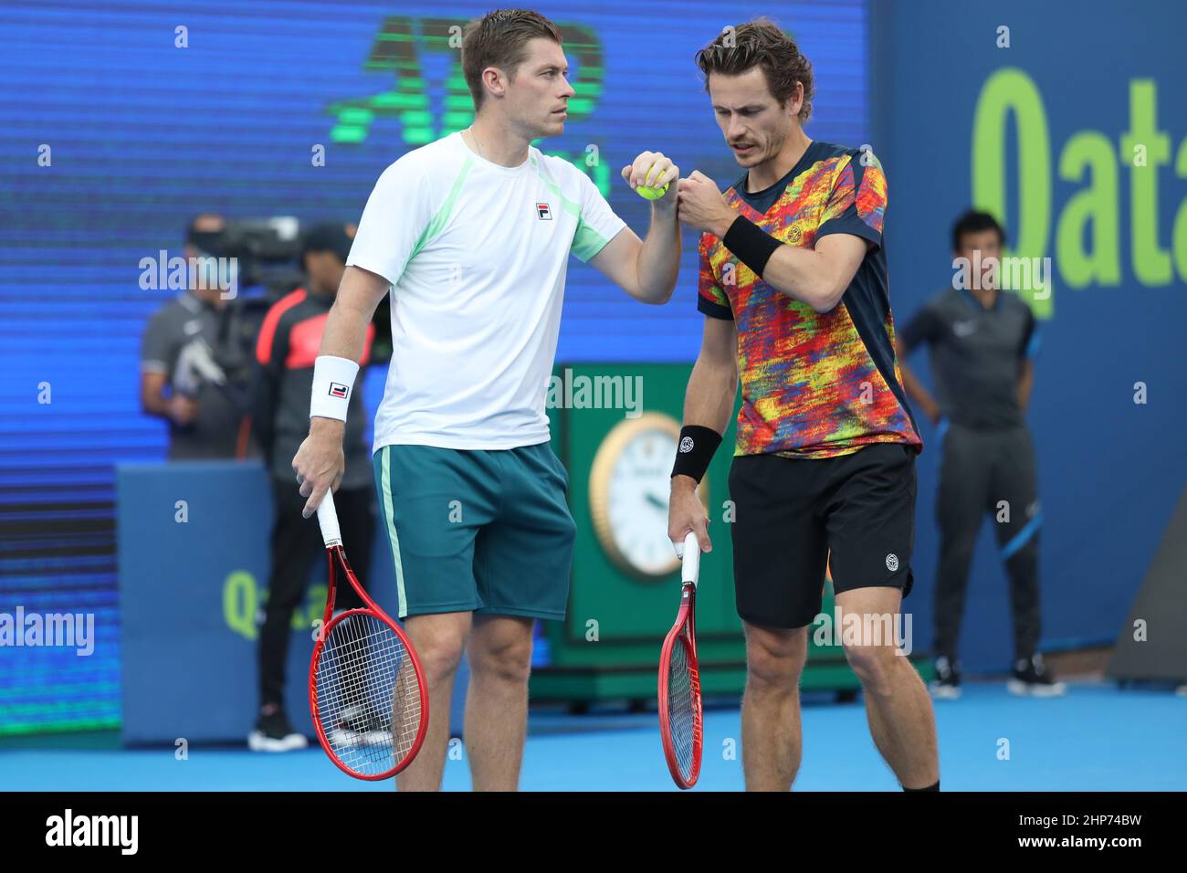 Wesley Koolhof des pays-Bas et Neal Skupski de Grande-Bretagne en action lors de leur double match final avec Rohan Bopanna de l'Inde et Denis Shapovalov du Canada au Qatar ExxonMobil Open au complexe international de tennis et de squash de Khalifa le 18 février 2022 à Doha, Qatar. Banque D'Images