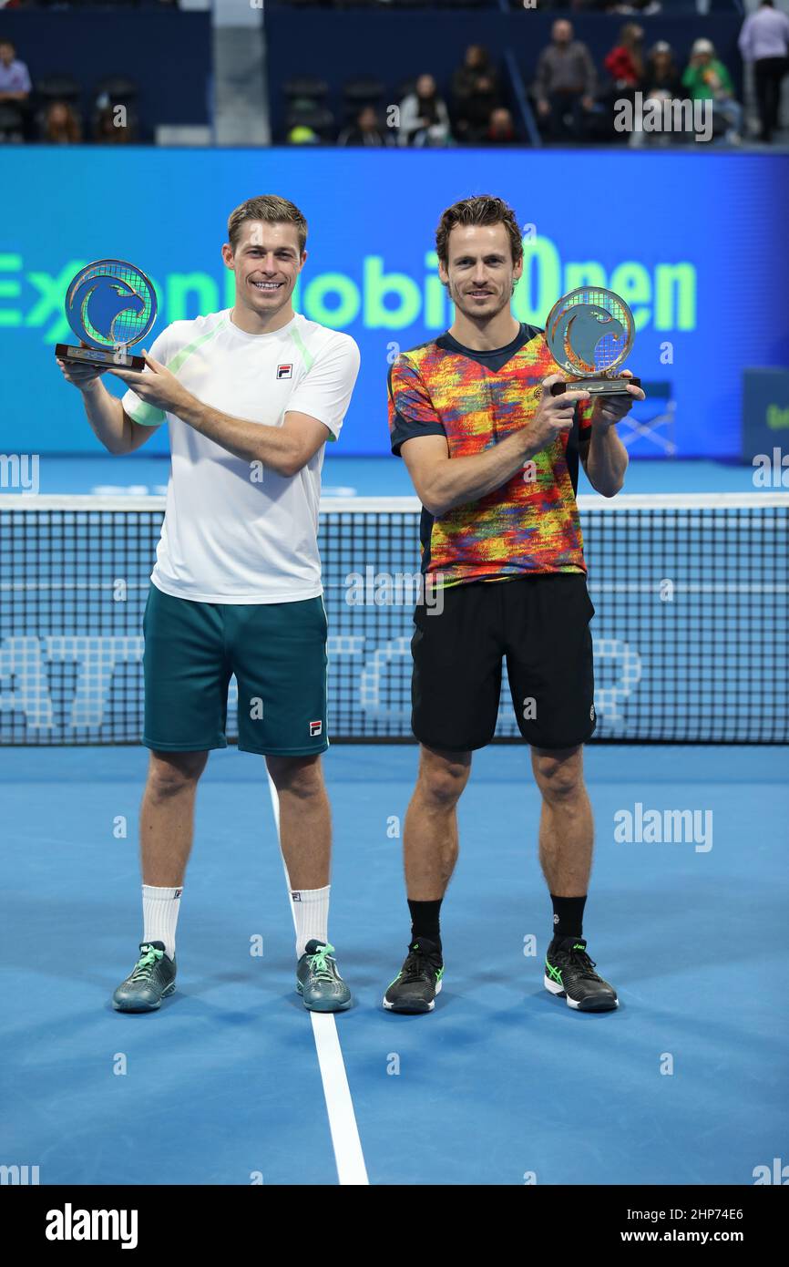 Wesley Koolhof des pays-Bas et Neal Skupski de Grande-Bretagne après leur victoire dans le double finale match avec Rohan Bopanna de l'Inde et Denis Shapovalov du Canada dans le Qatar ExxonMobil Open au complexe international de tennis et squash Khalifa le 18 février 2022 à Doha, Qatar. Banque D'Images