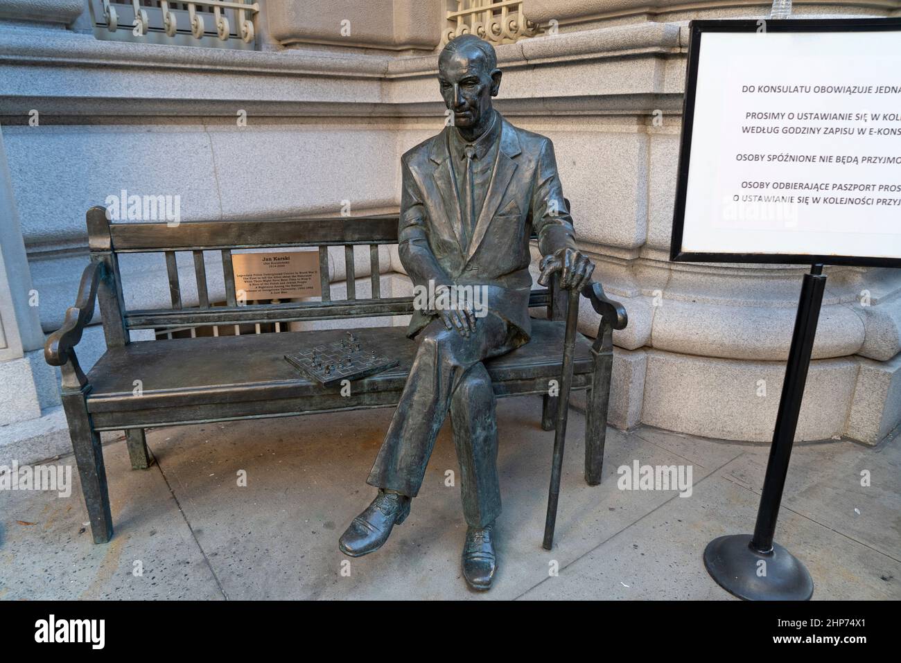 Une statue du héros de la Seconde Guerre mondiale Jan Karski se trouve sur 37th St. et Madison Ave., à l'extérieur du consulat général de la République de Pologne à Manhattan. Banque D'Images